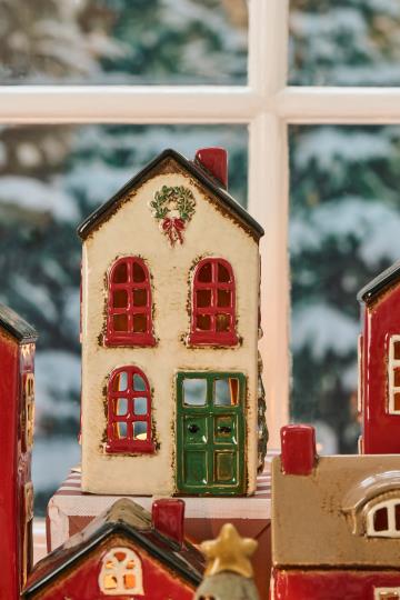 Hus med krans och grön dörr
